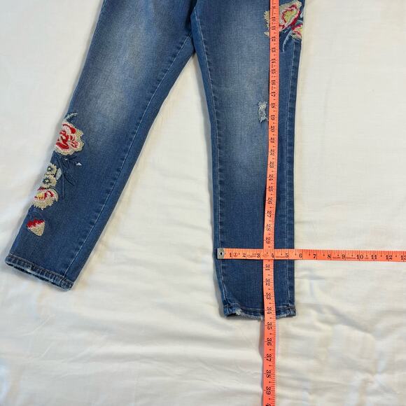 Royalty For Me Women's 6 Midrise Boho Embroidered Jeans Medium Wash - Picture 4 of 9